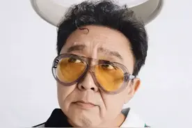 李宁选对人了！51岁于谦穿潮牌不输年轻人，你大爷还是你大爷图片