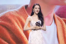 迪丽热巴努力拼收视，穿镂空吊带裙出席新剧发布会，咋看咋惊艳图片