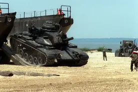 美军的两栖登陆车有多大？宝马停在车轮前像玩具车图片