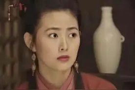 49岁“潘金莲”发福明显，美颜滤镜厚，家中双层豪宅挂满字画图片