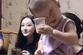 萌宝果汁喝出“二锅头”的味道，网友评论：别光喝“酒”，吃点菜图片