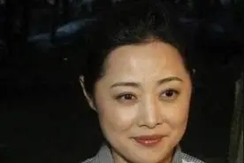 52岁刘蓓离婚两次，如今携子再嫁首任老公，继子大家熟悉图片