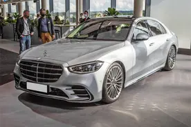 新款奔驰S级来了，五块屏、V8引擎，气场超帕拉梅拉图片