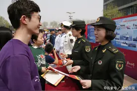 在校大学生参军两年退役后获20多万，再回校继续上学，值得吗？图片