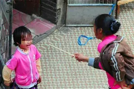5岁姐姐因没照顾好弟弟，被姥姥一脚踹倒，昏迷前仍喊“要抱抱”图片