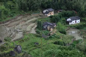 大山里独居的老人，最大的愿望就是过年有人陪他吃顿饭图片