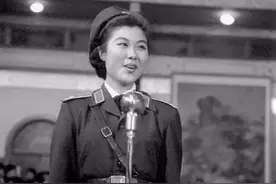 五十年代的中国人，儿童节部队文工团女主持人真漂亮图片