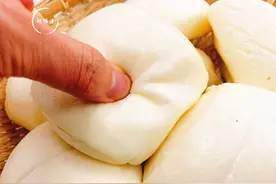 吃不完的馒头，别直接放冰箱了！教您一招，放半年都不发霉不干硬图片