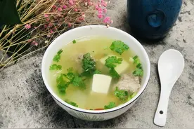 做冬瓜排骨汤时，牢记“1泡3不放”，肉香汤鲜，关键还没腥味儿图片