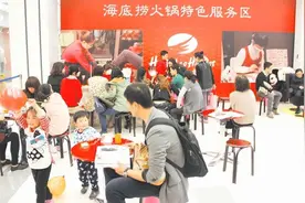 海底捞的服务，连大妈们都接不住了图片