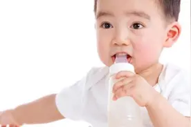 宝宝“超龄”不戒奶瓶，不利于身心发育，家长快来了解正确方法图片