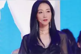 38岁韩雪近照好美，穿黑色高叉紧身长裙秀大长腿，蚂蚁腰好吸睛图片