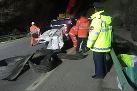 危化品罐车侧翻临夏高速路政大队彻夜救援图片