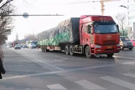 浙江街头一辆“擎天柱”，总价近千万，车主是一名30岁美女图片