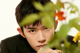 易烊千玺身高对比来了，与吴京同台一目了然，脚上还穿增高马丁靴图片