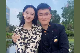 37岁百万网红官宣恋情！22岁高颜值徒弟变女友，被曝已怀孕3个月图片