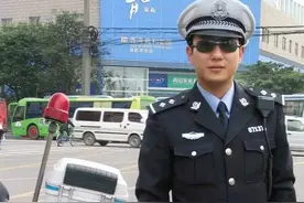 开不出罚单的交警：若非生活所迫，谁愿冒死奔波？图片