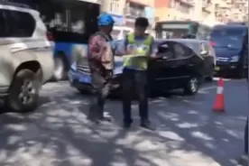 小车司机醉驾肇事逃逸 俩外卖小哥接力拦截视频封面