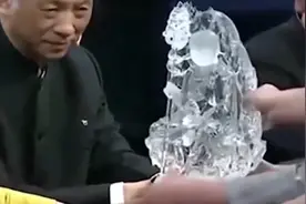 女子带水晶佛像鉴宝，关闭现场灯光以后，专家：不用鉴定了图片