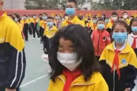 小姑娘因“凌乱发型”火了，引家长共鸣：晚上赶作业，早上喊不醒图片