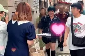 郭德纲老婆出行有一堆人跟随，还被夸变瘦了，脚上拖鞋就有5位数图片