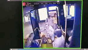 抱起残疾乘客稳稳送上人行道 上海公交司机感动外地游客图片