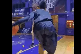 还记得那个独臂励志篮球少年嘛？他收到了NBA球队的观赛邀请图片