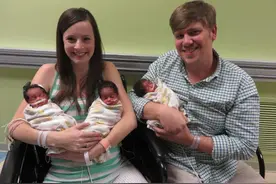 白人夫妇生下黑人三胞胎，他们为什么会做出这样不同寻常的事？图片