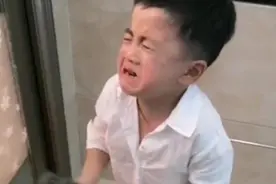 萌娃帮爸爸搓澡被赶出，哭着亮出搓澡工具，网友：可真是大孝子图片