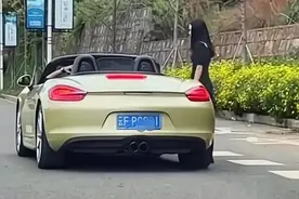 云南：情侣坐跑车起争执，男子将女友丢路边，转身上了一辆五菱图片