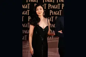 “性感女神”吴家丽，56岁的年纪穿黑色吊带裙，身形丰满气质妩媚图片