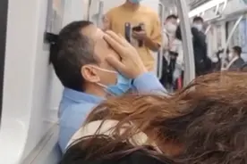 心酸！广东一男子地铁上得知母亲出事，掩面痛哭，乘客递纸安慰图片