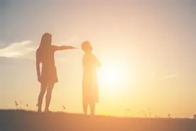 分手后能把送的礼物跟红包要回来吗？看看下面三位女生的看法图片