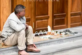 中缅边境小镇的路边特产，许多人不认识，翡翠摆地摊，十元买手镯图片