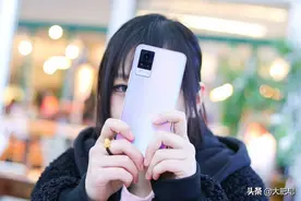 让小姐姐在樱花树下狂按快门的秘密，vivo S9自拍体验评测图片