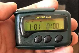 你还记得80、90年代的“BB机”吗？07年全面停止，终落幕图片