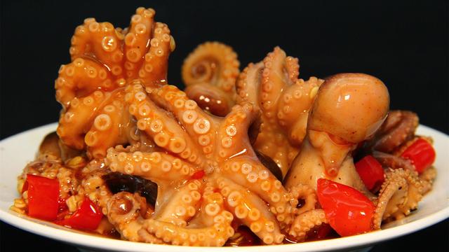 八爪鱼最近在网上特别火，网友：吃八爪鱼要不要去除内脏呢？