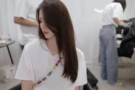 34岁刘诗诗罕见晒日常照，长发白T太温柔了，还是那个气质美人图片