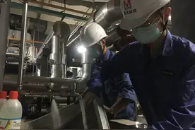 地铁站的一呼一吸需要洁净空气 这群人正在做图片