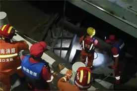 洪峰过境，周口20米长废弃船只失去控制撞上桥墩，消防紧急排险图片