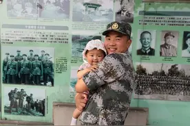 “端枪式抱娃”？不，兵哥哥带娃超级有爱！图片