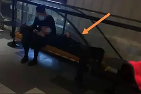 男女学生在电影院举止不雅，早熟到毁三观，网友：没有羞耻心吗？图片
