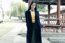 小丝巾这样搭配，不愁没亮点图片