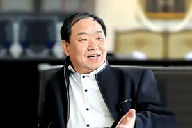 他被人称为「侠肝义胆的企业家」，从扛煤气罐奋斗到首富图片