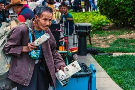 五旬男子因母亲离世备受打击，在外流浪四年后，村长亲自接他回家图片