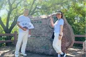 70岁陈百祥携妻出游，头发花白显苍老，至今无子女仍恩爱如初图片