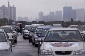 你认为，坐顺风车高速费应该由乘客承担，还是由司机来付？图片