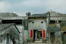 有人专门来农村拆老房，自己贴工贴力却不收一分钱，他们图啥？图片