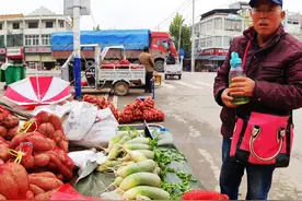 农村老人街头卖菜30年，琢磨出做生意“捷径”，每个行业都有窍门图片