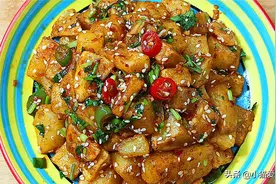 教你制作酸辣土豆，成菜酸辣入味，外酥里软，开胃下饭超好吃图片